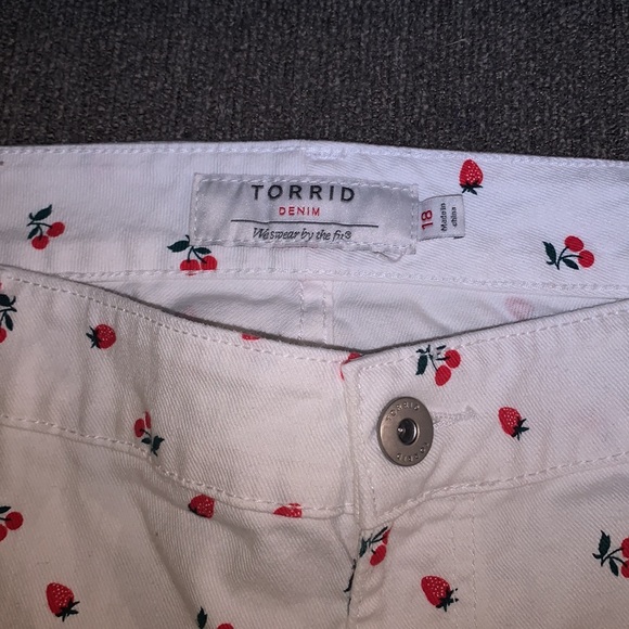 Women’s white shorts with berry print - Picture 3 of 6